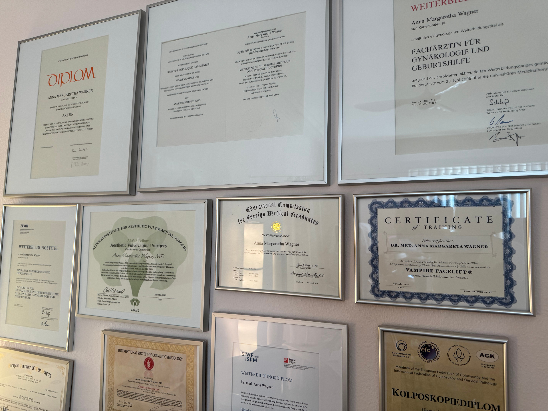 Diplome und Zertifikate von Dr. Wagner an der Praxiswand